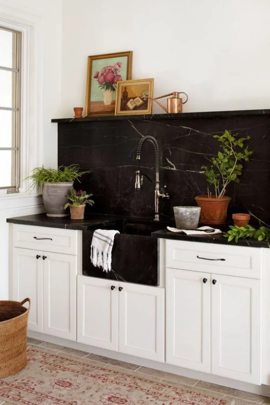 Schwarzer Marmor im Interieur das klassische Farbduo Schwarz-Weiß schwarze Küchenrückwand