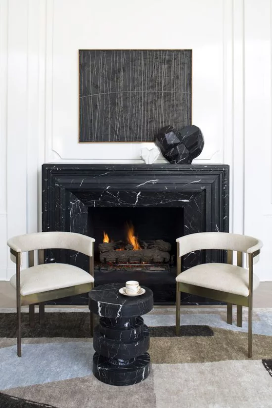Schwarzer Marmor im Interieur eleganter Look Kamin mit schwarzem Marmor verkleiden hervorragende Idee zeitlos