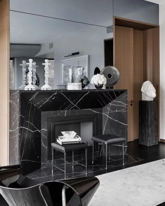 Schwarzer Marmor im Interieur eleganter Look Kamin mit schwarzem Marmor