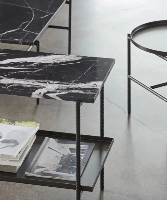 Schwarzer Marmor im Interieur eleganter Tisch aus schwarzem Marmor ein Unikat