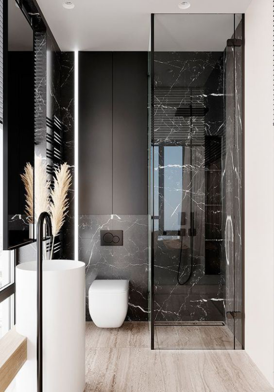 Schwarzer Marmor im Interieur interessantes Baddesign Grau Schwarz etwas Weiß klassische Farbkombination