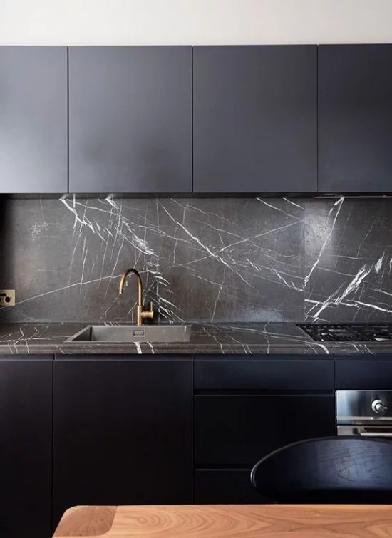 Schwarzer Marmor im Interieur moderne Küche Arbeitsplatte Küchenrückwand aus schwarzem Marmor perfektes Duo