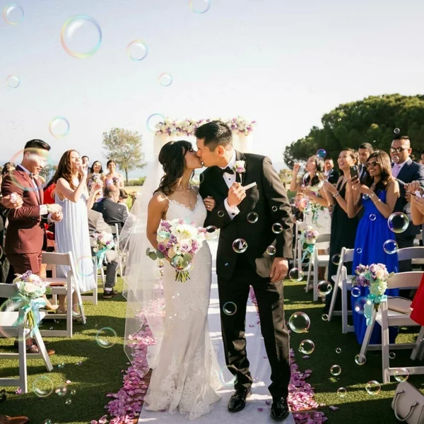 Seifenblasen Hochzeit Kuss romantische Momente