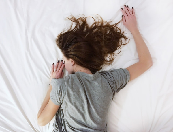 Welche ist die beste Schlafposition für Sie Vor-, Nachteile und Tipps bauch schlafen bauchschläfer