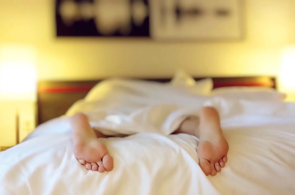 Welche ist die beste Schlafposition für Sie Vor-, Nachteile und Tipps bauchschläfer ungesund füße