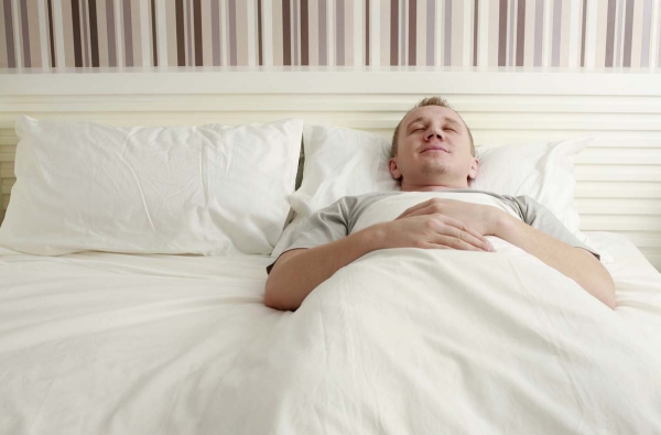 Welche ist die beste Schlafposition für Sie Vor-, Nachteile und Tipps rückenschläfer schlafen auf dem rücken