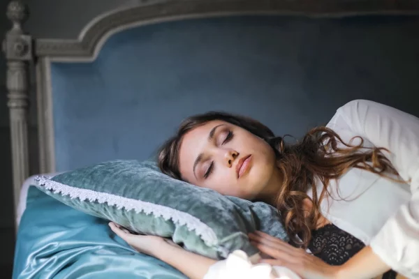 Welche ist die beste Schlafposition für Sie Vor-, Nachteile und Tipps schlafen auf der seite seitenschläfer frau
