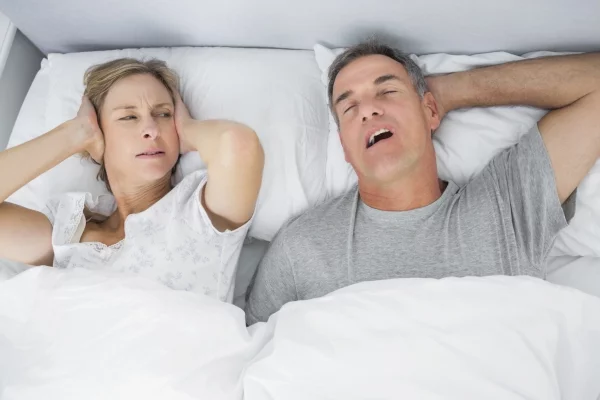 Welche ist die beste Schlafposition für Sie Vor-, Nachteile und Tipps schnarchen rückenschläfer ungesund