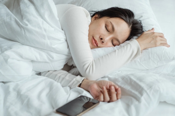 Welche ist die beste Schlafposition für Sie Vor-, Nachteile und Tipps seitenschläfer schlafen auf der seite ideal