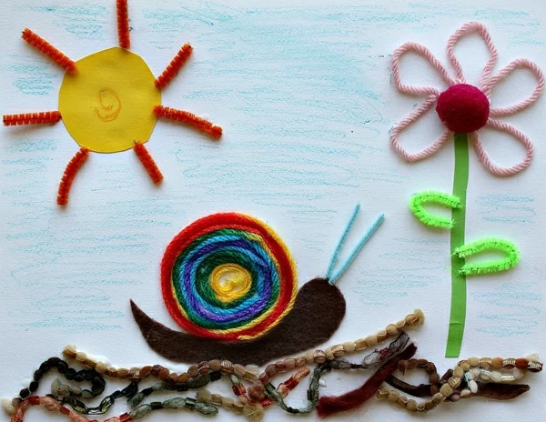 Sommerbild mit Schnecke, Sonne und Blume aus Tonpapier und Garn