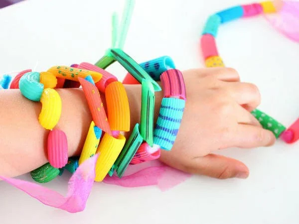 Sommer-Armbänder aus Nudeln basteln mit Kindern 