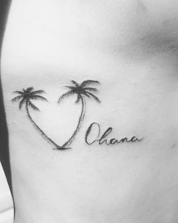 Black Work Ohana Tattoo mit Palmen und Herz