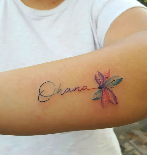 Aquarell Tattoo mit Ohana Schriftzug und Blüte 