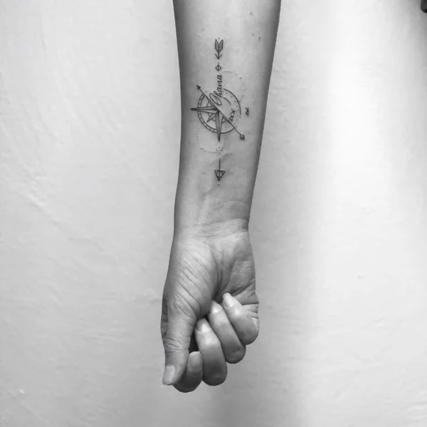 feines Ohana Tattoo am Unterarm mit Kompass und Pfeil 