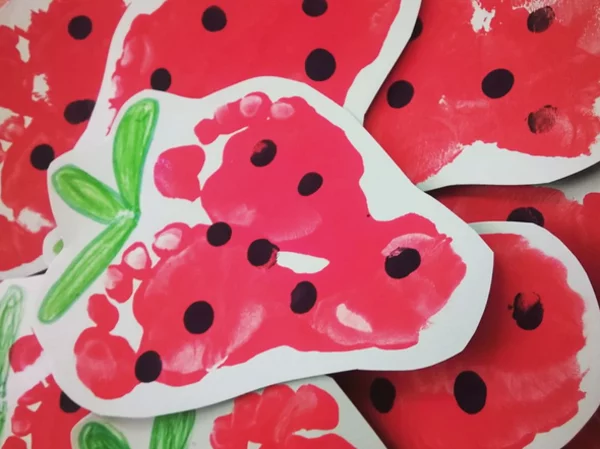 Erdbeeren aus Fußabdruck basteln mit Kindern