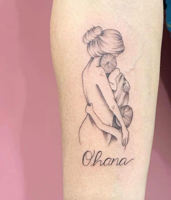 Ohana Tattoo mit Mutter und zwei Kindern 