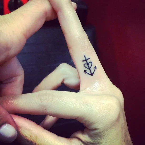 Mini Finger-Tattoo mit Herz, Kreuz und Anker 