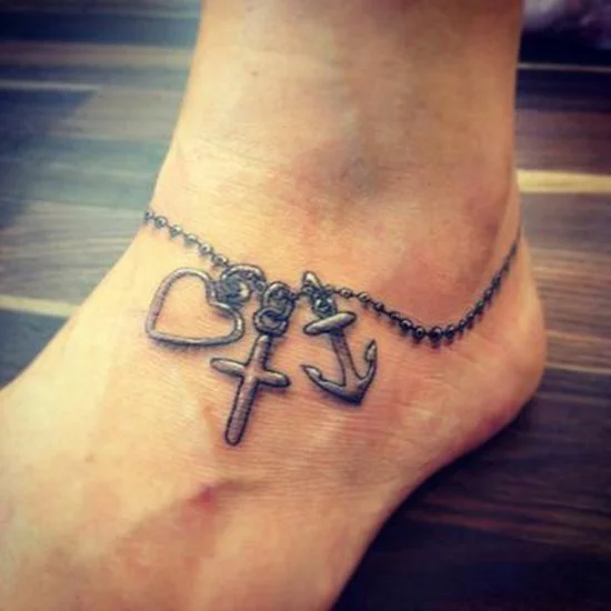 Glaube Liebe Hoffnung Tattoo am Fußgelenk