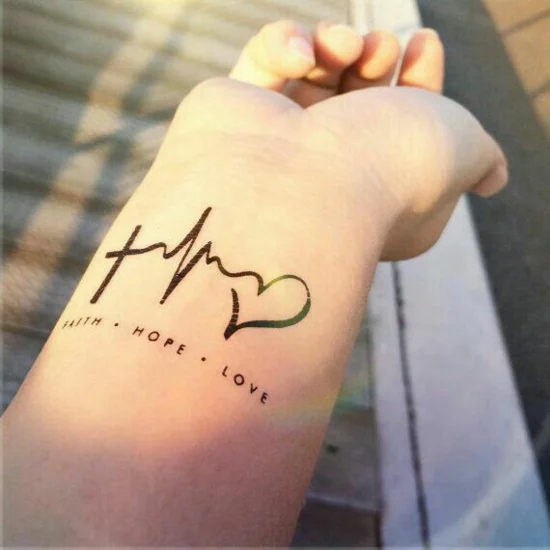 Glaube Liebe Hoffnung Tattoo am Handgelenk 