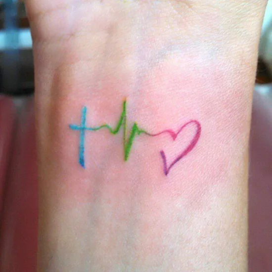buntes Herzschlag-Tattoo mit Kreuz und Herz 