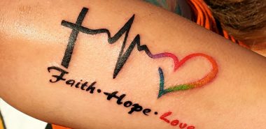Glaube Liebe Hoffnung Tattoo bunt und mit Herzschlag