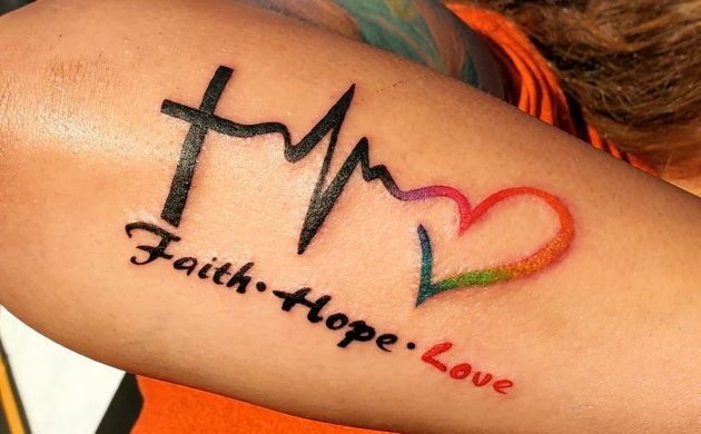 Glaube Liebe Hoffnung Tattoo bunt und mit Herzschlag
