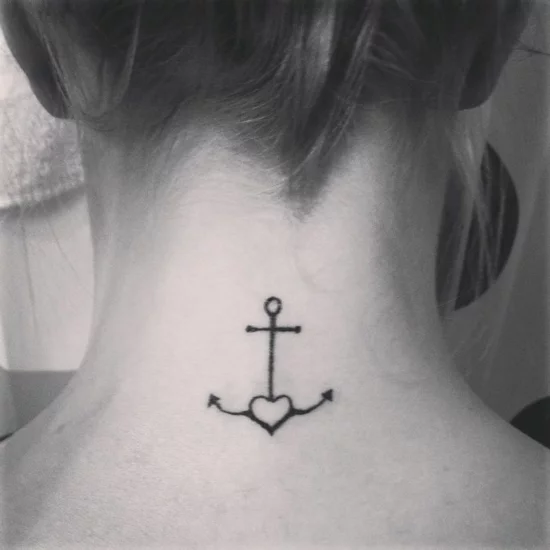 kleines Glaube Liebe Hoffnung Tattoo am Nacken 