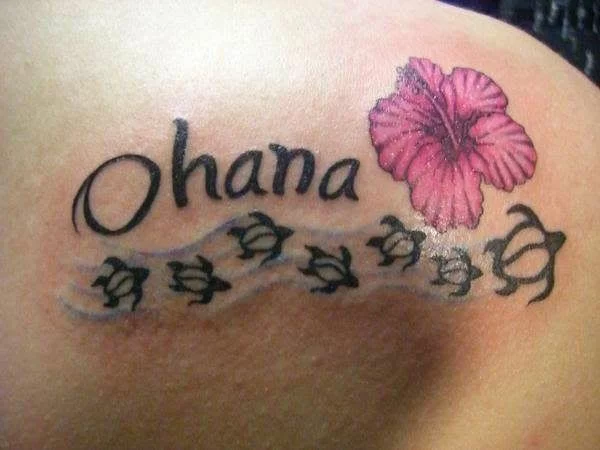 hawaiisches Ohana Tattoo mit Hibiskus-Blüten und vielen Schildkröten