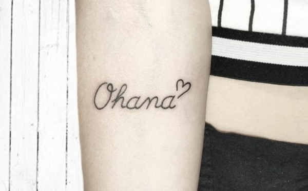 herz ohana tattoo minimalistische schrift tätowierung