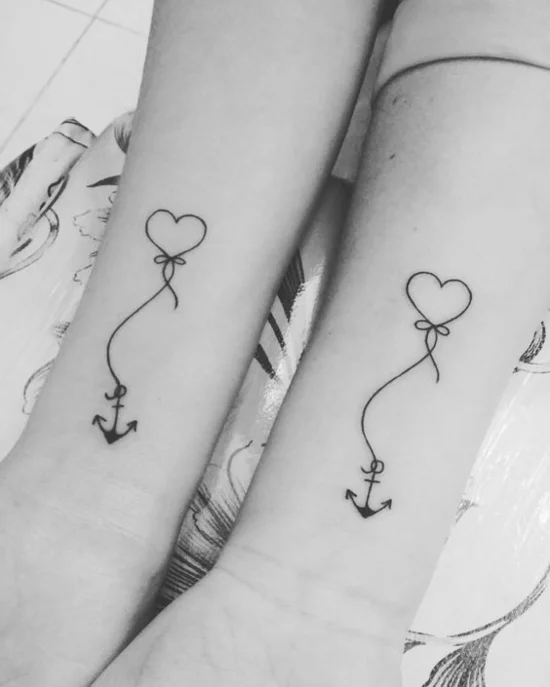 beste Freundinnen-Tattoos am Unterarm mit Anker und Luftballon in Herzform 