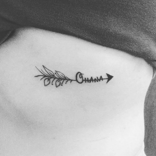 Mini Ohana Tattoo an der Brust