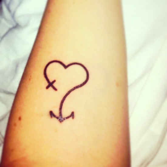 minimalistisches glaube liebe hoffnung tattoo damen unterarm