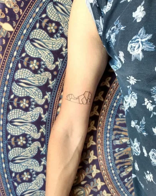 minimalistisches Ohana Tattoo mit Elefanten 