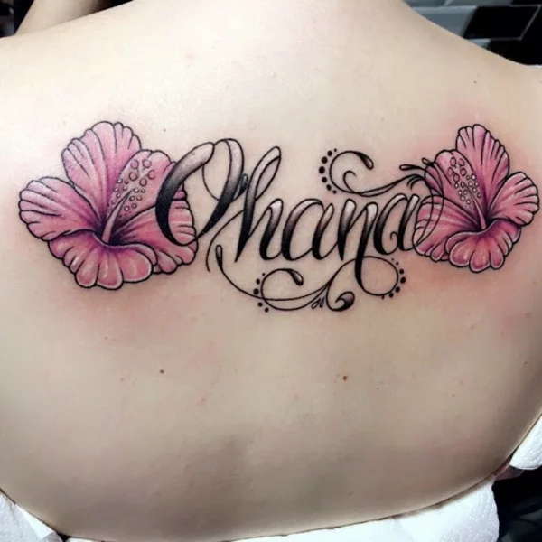 buntes Ohana Tattoo mit Hibiskusblüten am Rücken