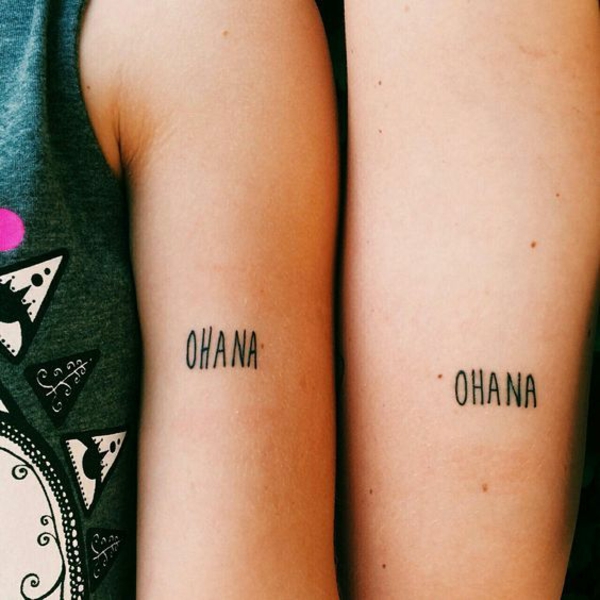 ohana tattoo einfache schrift oberarm