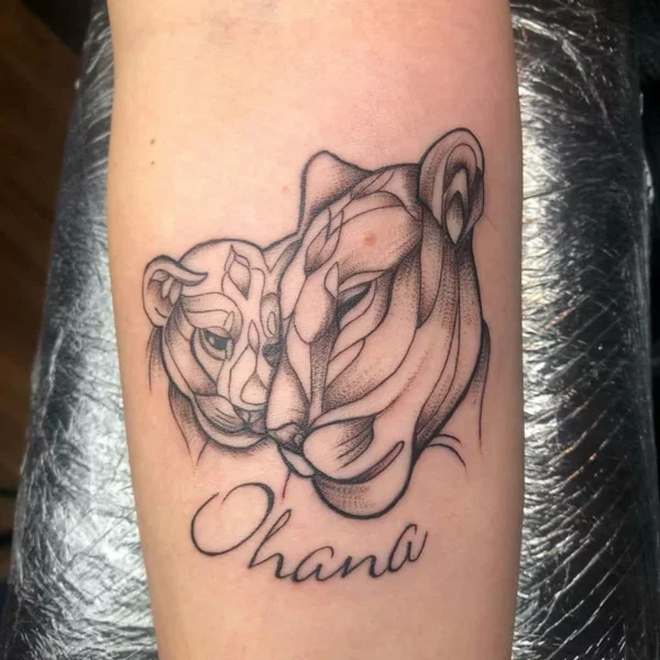 Ohana Tattoo mit einer Löwin und einem kleinen Löwen