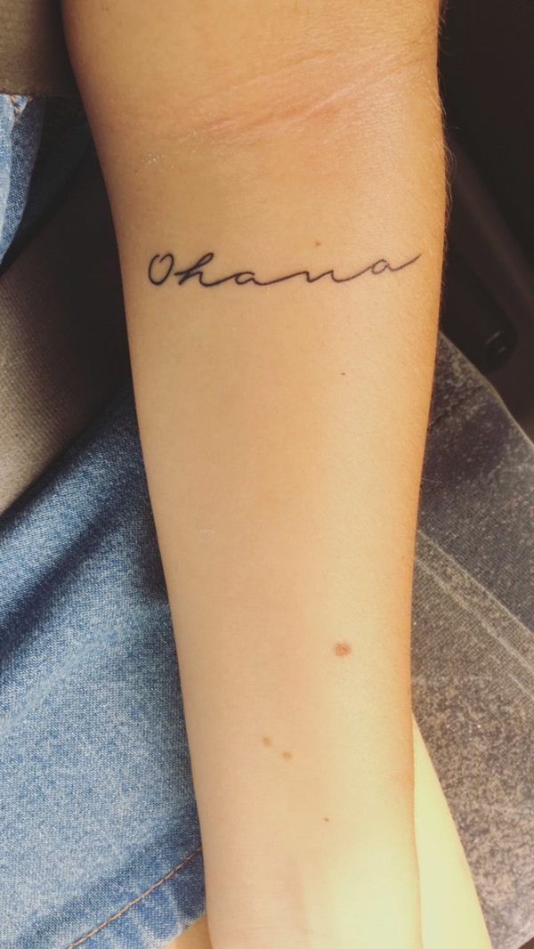 ohana tattoo minimalistischer schriftzug unterarm