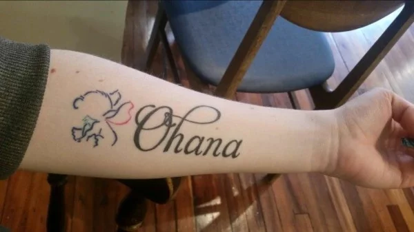 großes Schriftzug Ohana Tattoo am Unterarm 