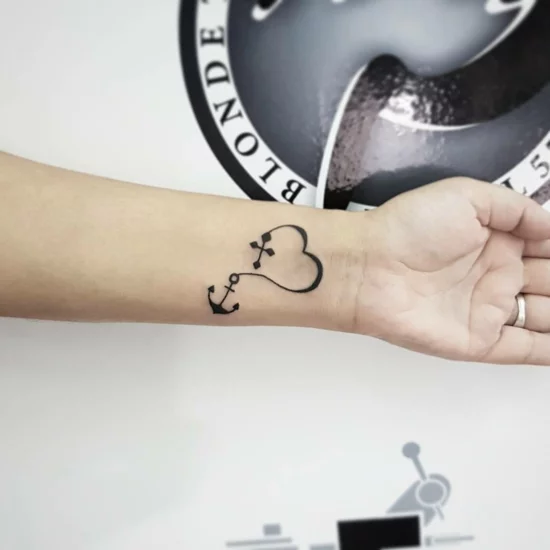 originelles Glaube Liebe Hoffnung Tattoo am Handgelenk 