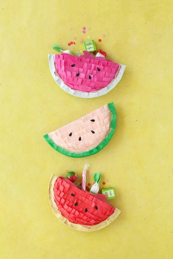 drei kleine Pinatas in Wassermelonen-Form aus Papier 