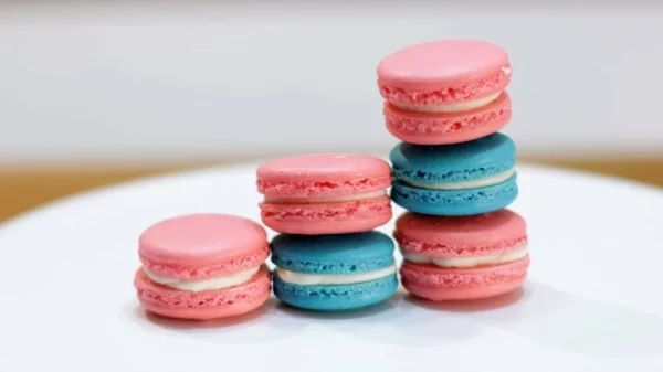 rosa blaue französische macarons mit vanille füllung