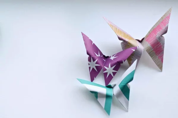 Origami Schmetterlinge basteln aus Geschenkpapier