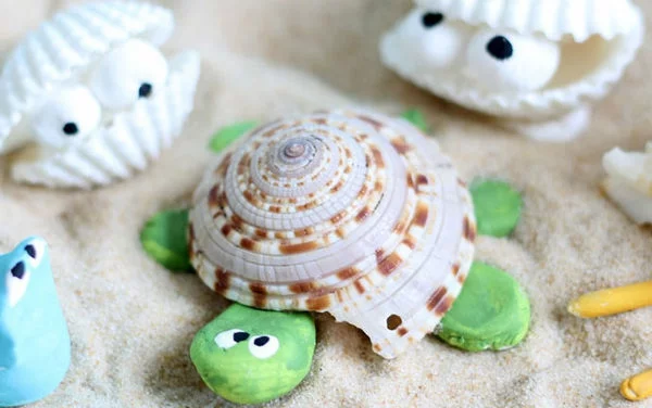 Schildkröte aus Muscheln und Knete