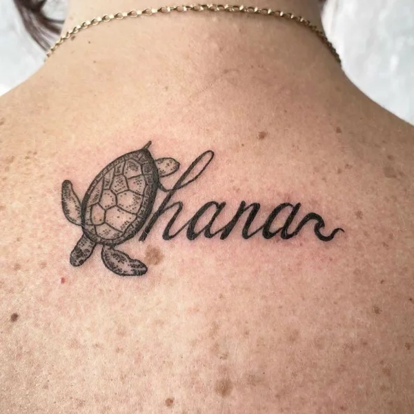 Ohana Tattoo mit Schrift und Meeresschildkröte 