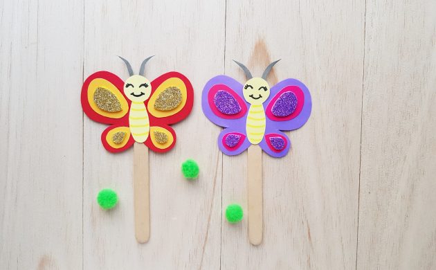 zwei bunte DIY Schmetterlinge aus Papier