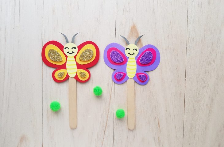 zwei bunte DIY Schmetterlinge aus Papier