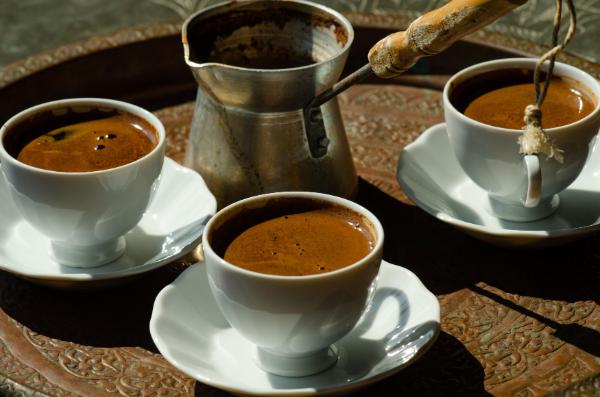 türkischer kaffee tablett mit kaffee