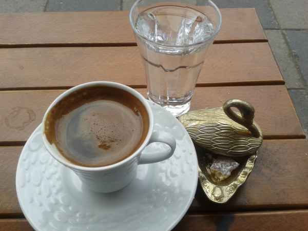 türkischer kaffee wasser und kaffee set