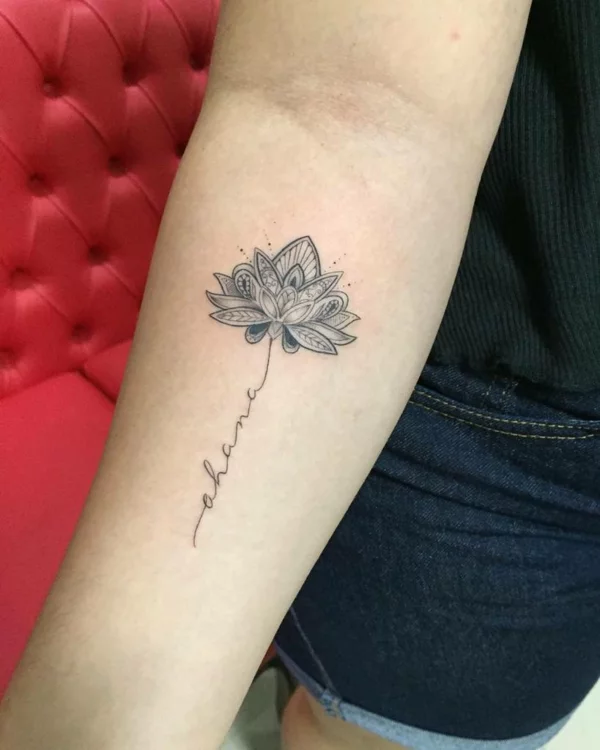 feines Ohana Tattoo mit Lotusblüte 
