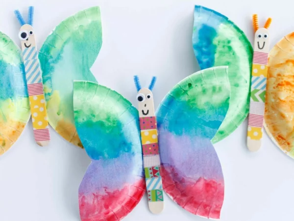 bunte Schmetterlinge in Wasserfarben aus Papptellern 